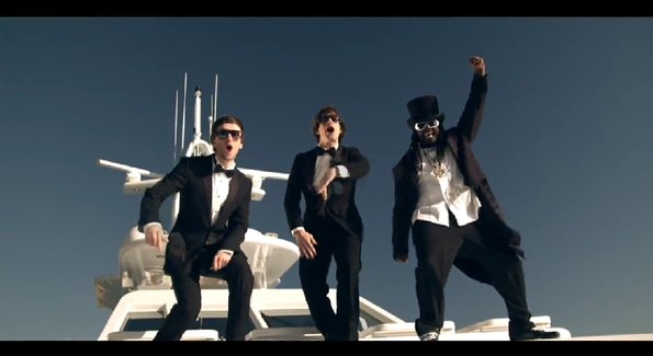 the-lonely-island-being-gay-on-a-boat-somewhere-with-their-pimp_png_595x325_crop_upscale_q85.jpg